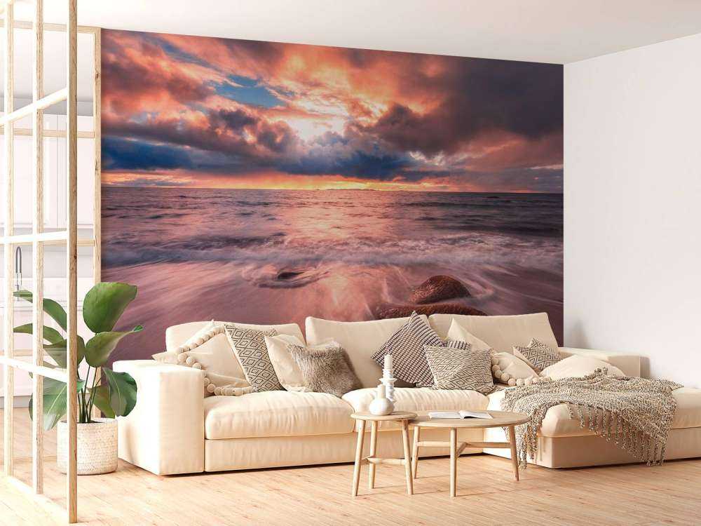 Ciel d'orage au-dessus des vagues calmes