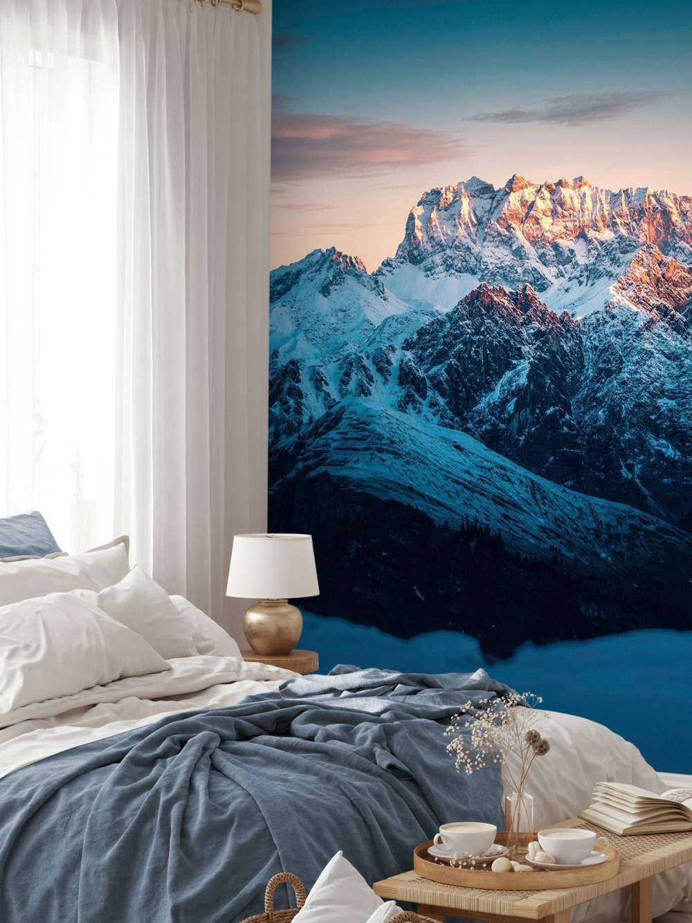 Lumière du soir sur les sommets enneigés de montagne