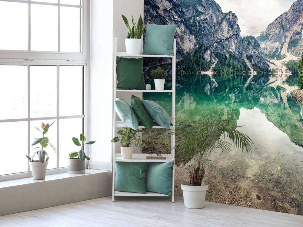 Lac de montagne émeraude avec des parois rocheuses