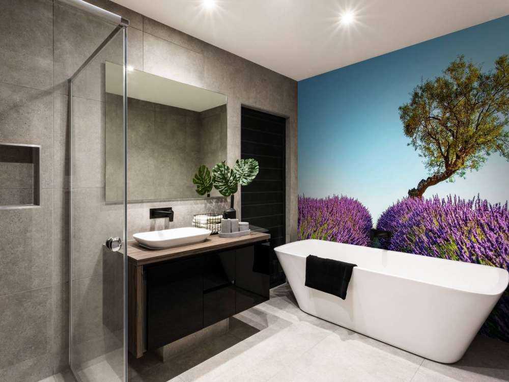 Sentier de lavande sous un ciel bleu.