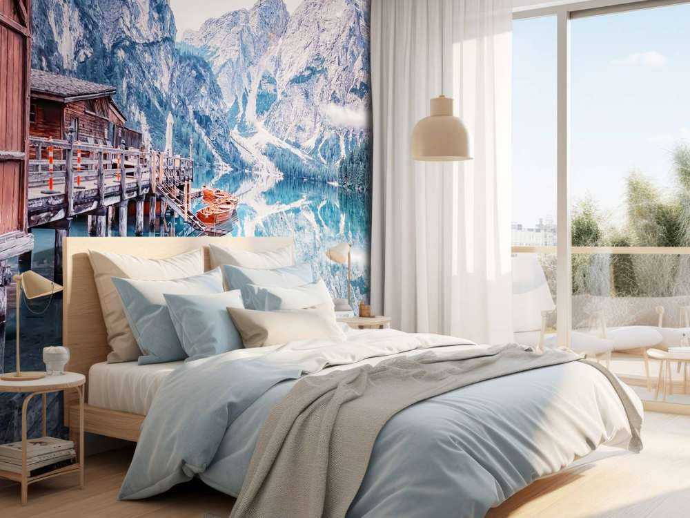 Lac de montagne près d'une jetée en bois