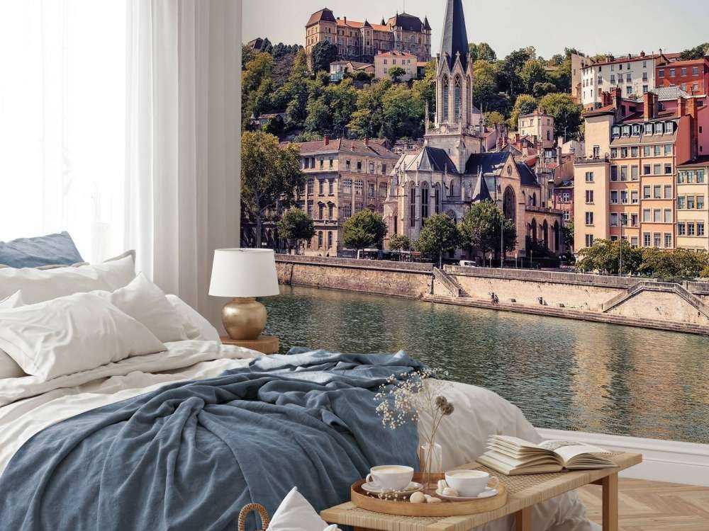 Centre-ville ensoleillé avec des façades pastel