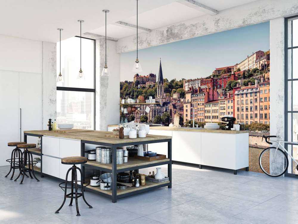 Centre-ville ensoleillé avec des façades pastel