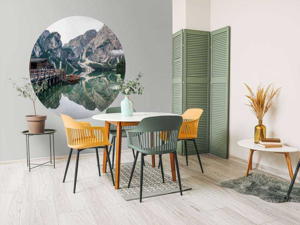 Lac de montagne dans une brume matinale silencieuse.