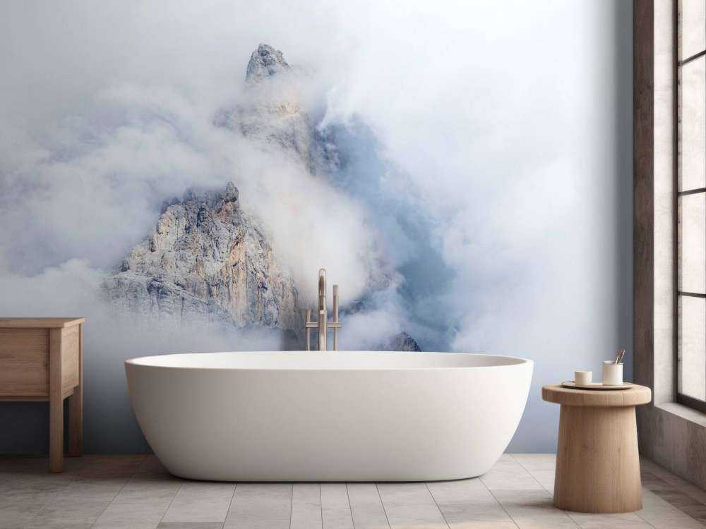 Cimes de montagne cachées dans le brouillard