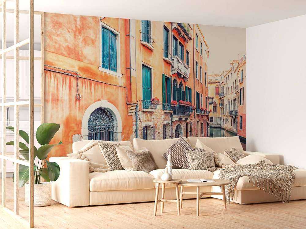 Des façades chaleureuses le long du canal vénitien.