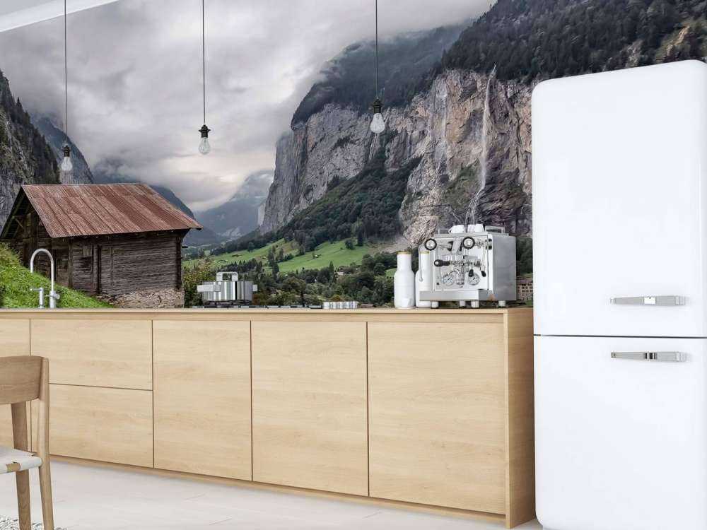 Vallée de montagne avec une cabane de montagne en bois