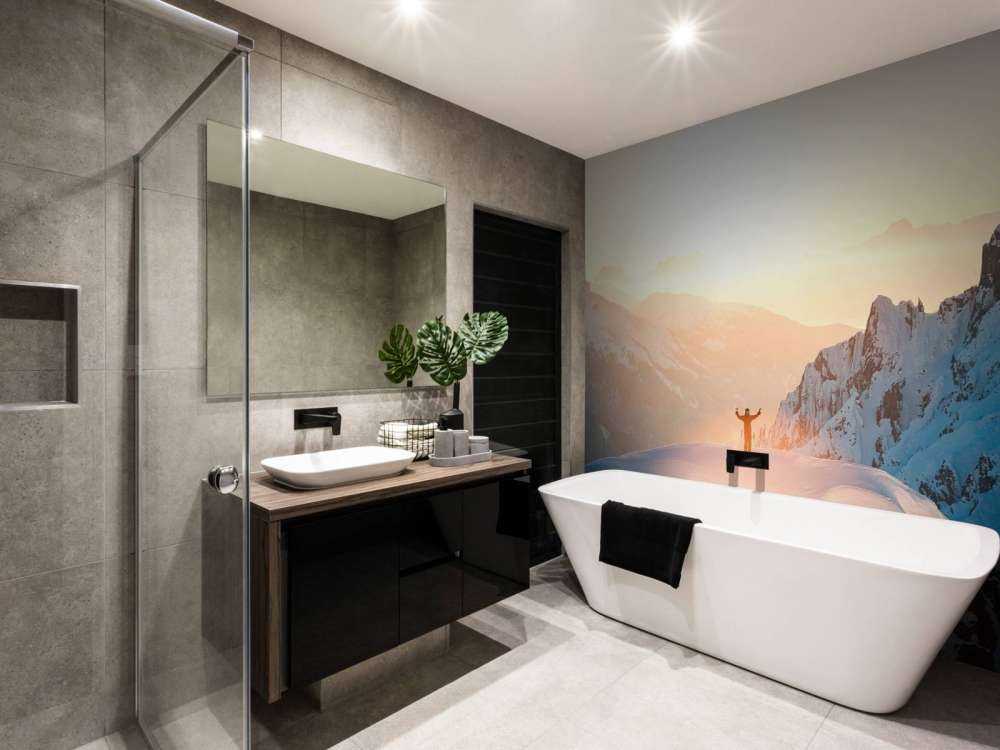 Lever de soleil au-dessus des sommets des montagnes.