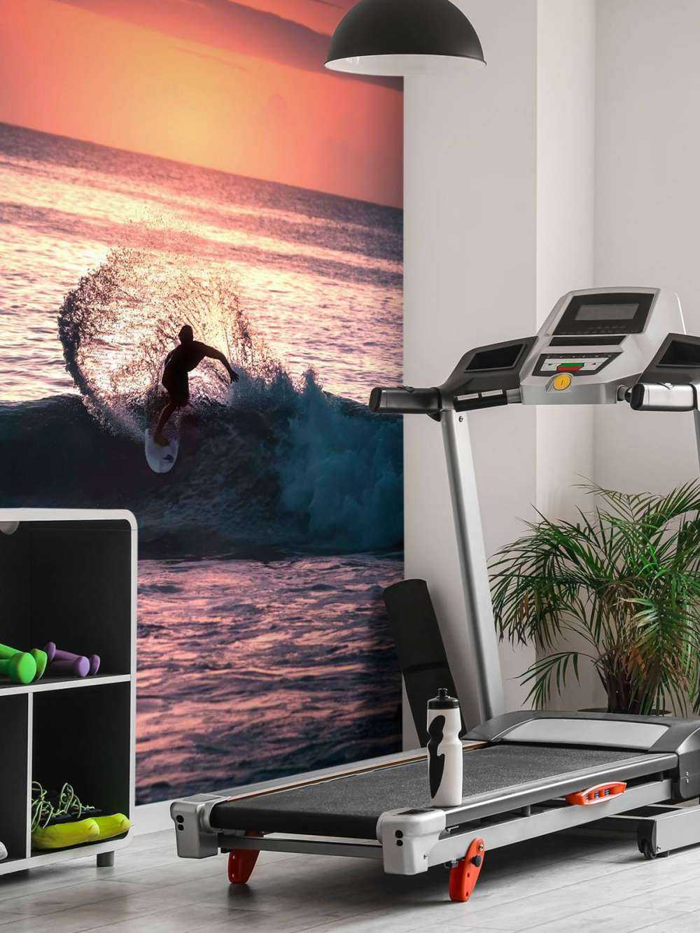 Surfeur dans la lueur rose du soir