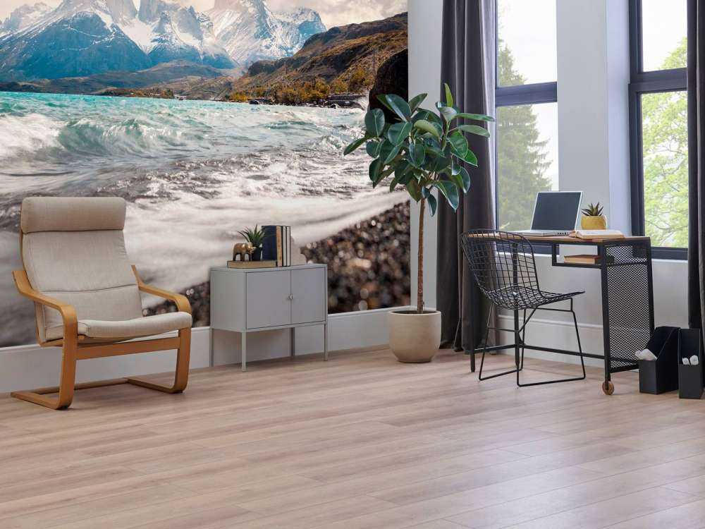 Lac de montagne turquoise avec une côte ondulante