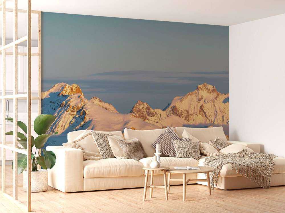 Éclat doré sur les sommets des montagnes