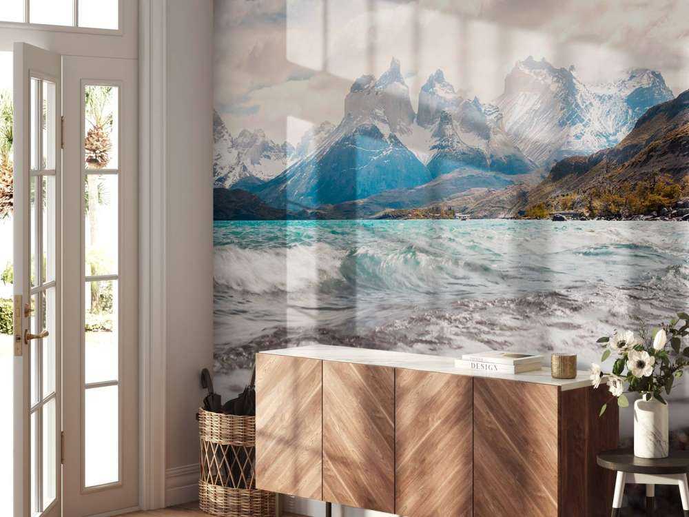 Lac de glacier clair avec des sommets de montagne