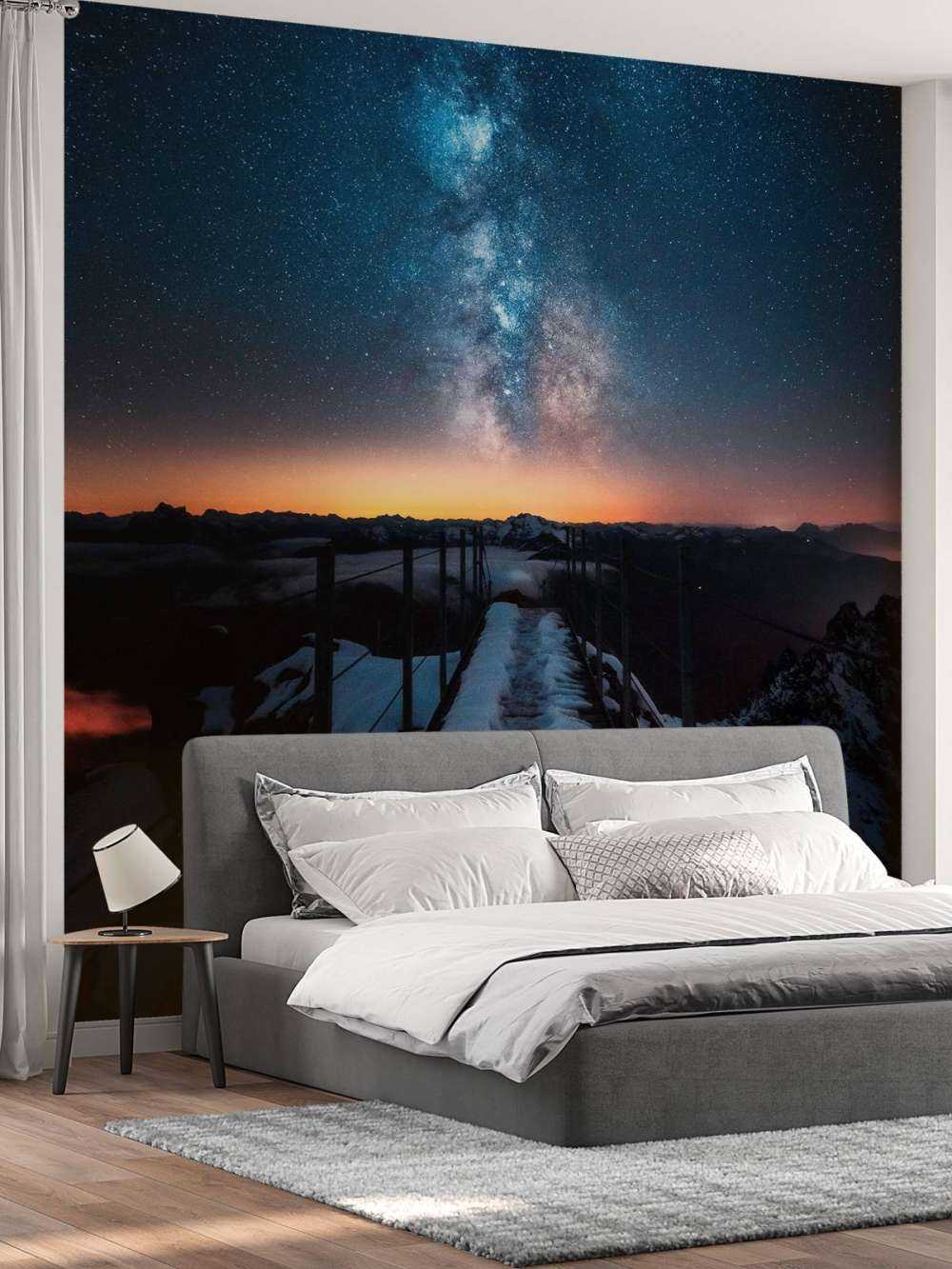 Chemin des étoiles sur la montagne enneigée