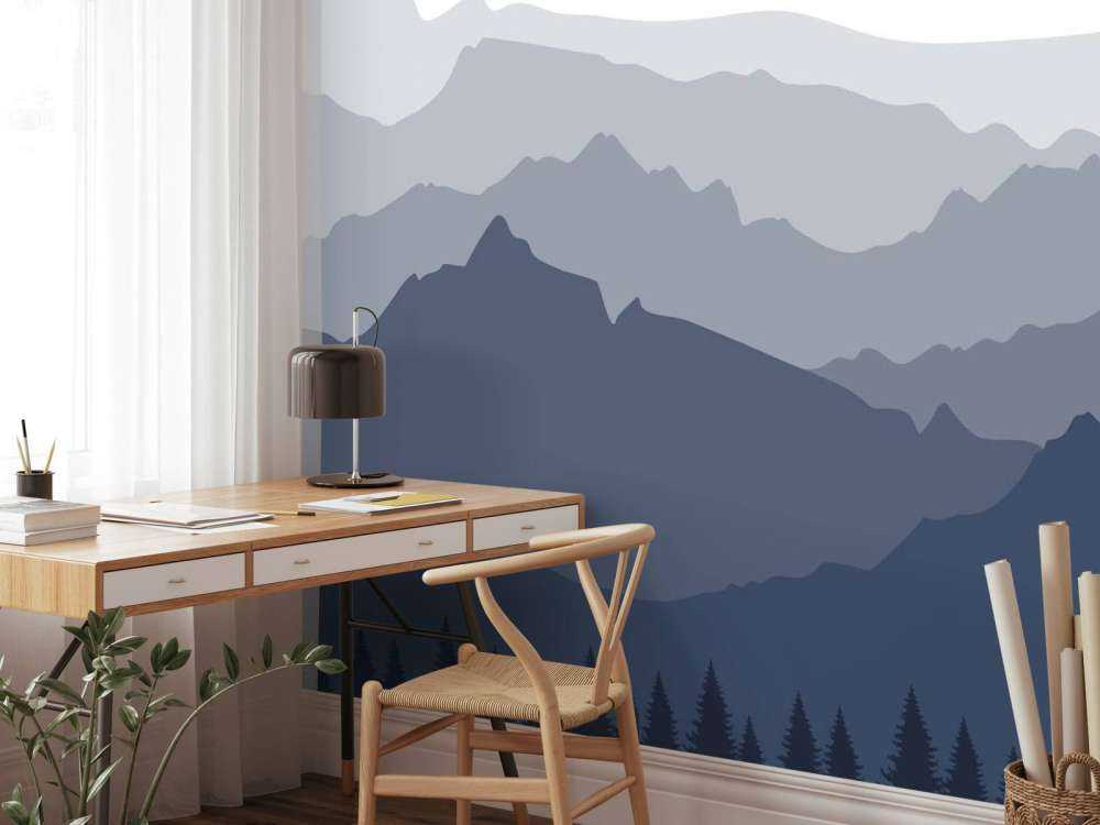 Montagnes sombres avec une forêt d'épicéas