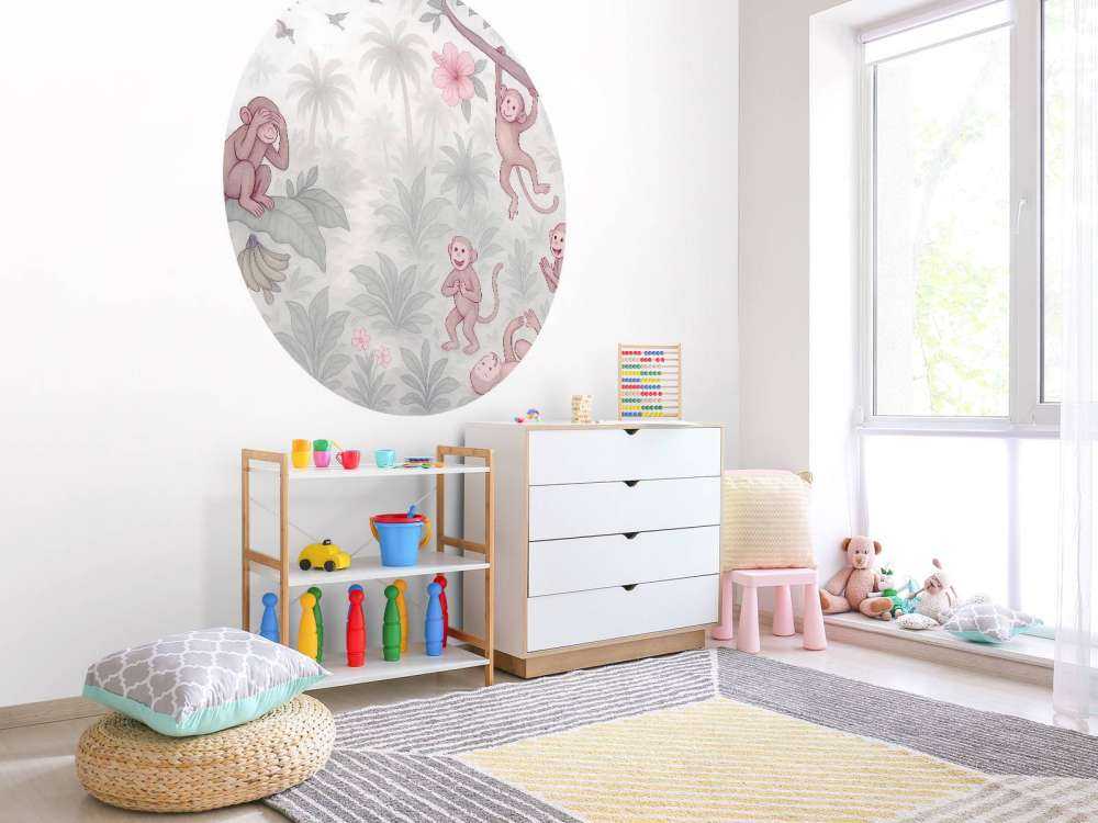 Singes espiègles dans la jungle.