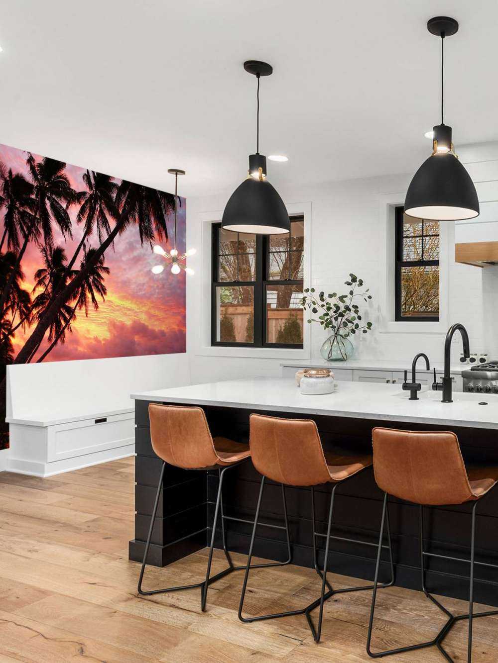 Palmiers au-dessus d'un océan rouge