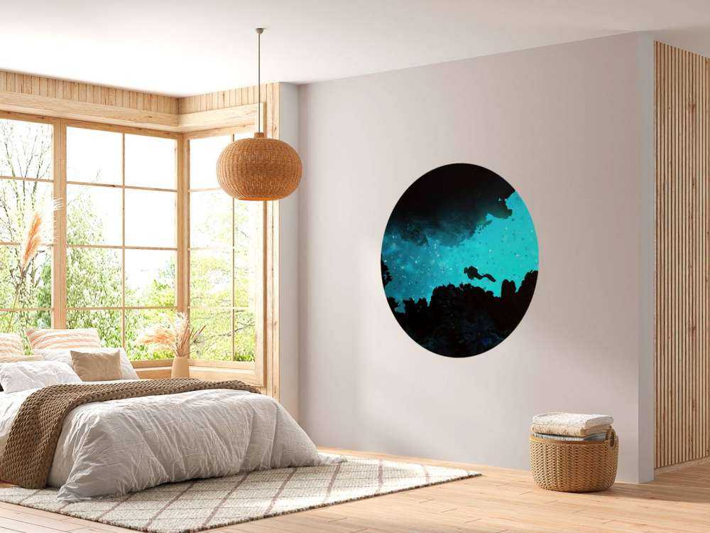 Grotte étroite avec plongeur