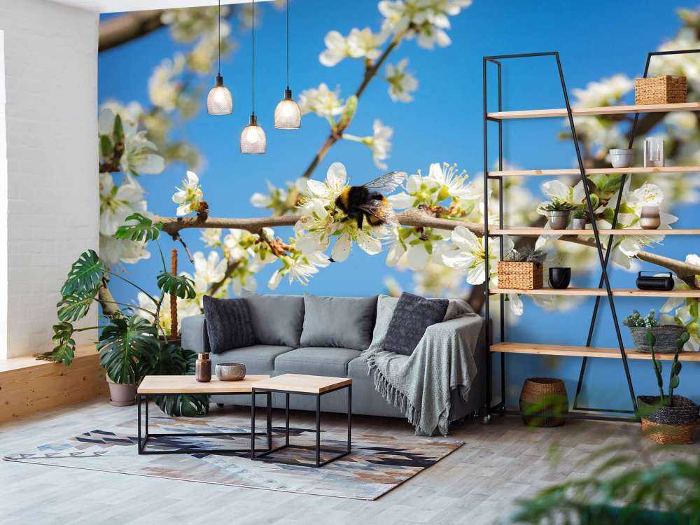 Bourdon avec des fleurs blanches