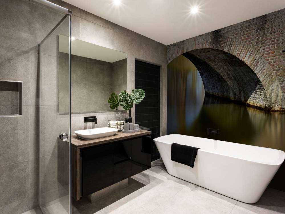 Vieux pont en arc vers le château