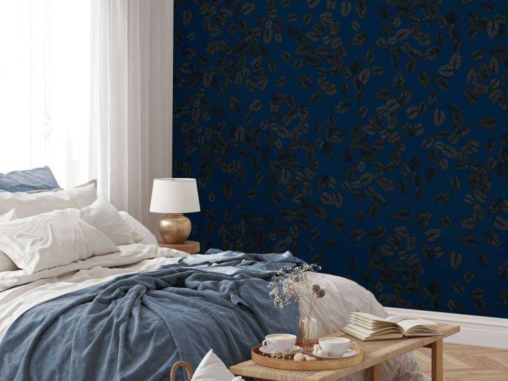 Petites feuilles foncées sur bleu nuit