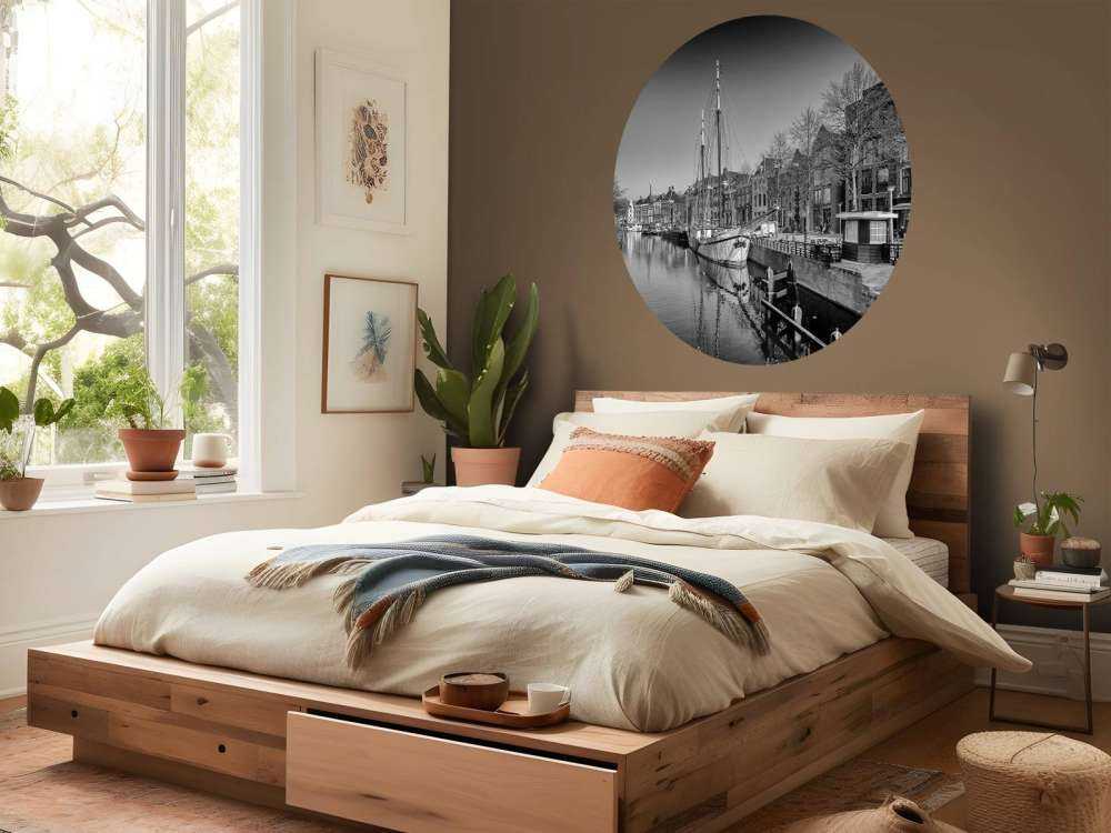 Navire historique situé sur la rivière A à Groningen En noir et blanc 