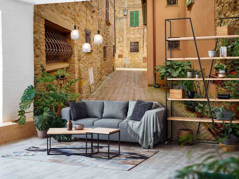 Rue avec des plantes et des fleurs