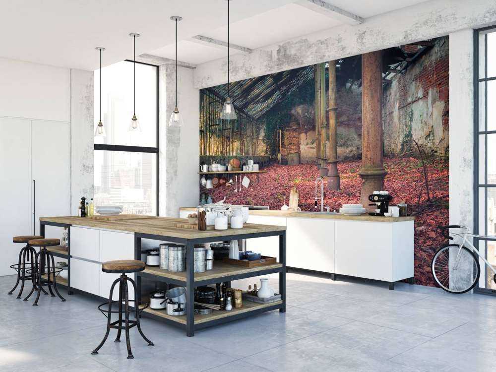 Maison abandonnée avec des feuilles