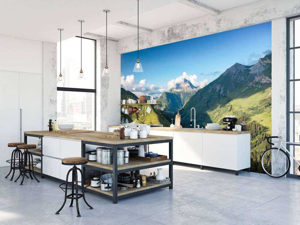 Lumière estivale sur une vallée alpine verdoyante