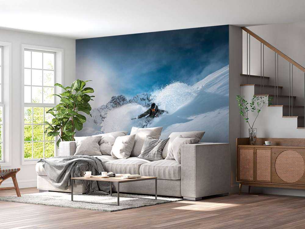 Descente en poudreuse pleine d'action par temps clair