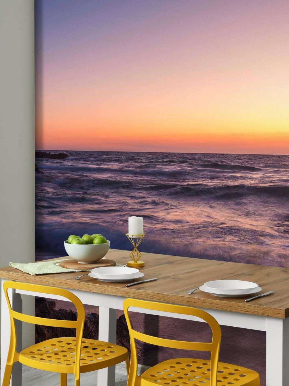 Lumière de lune sur des vagues violettes au coucher du soleil.