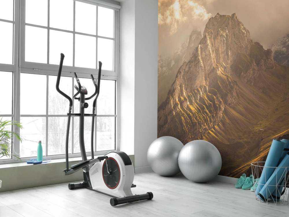 Lumière dorée sur une crête montagneuse capricieuse