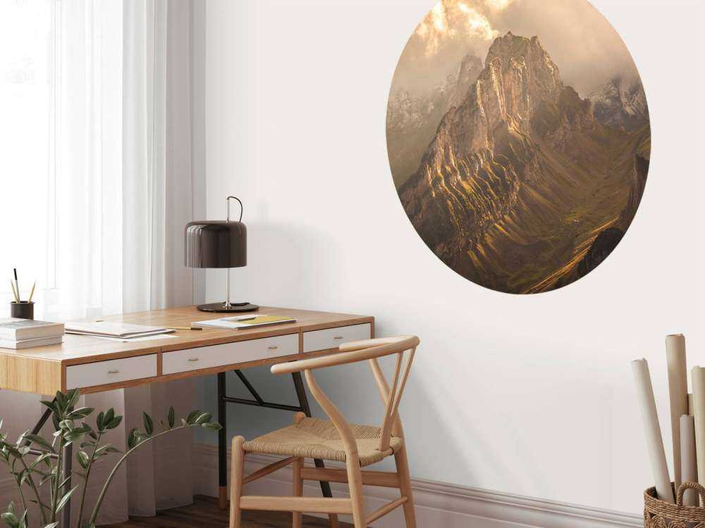 Lumière dorée sur une crête montagneuse capricieuse