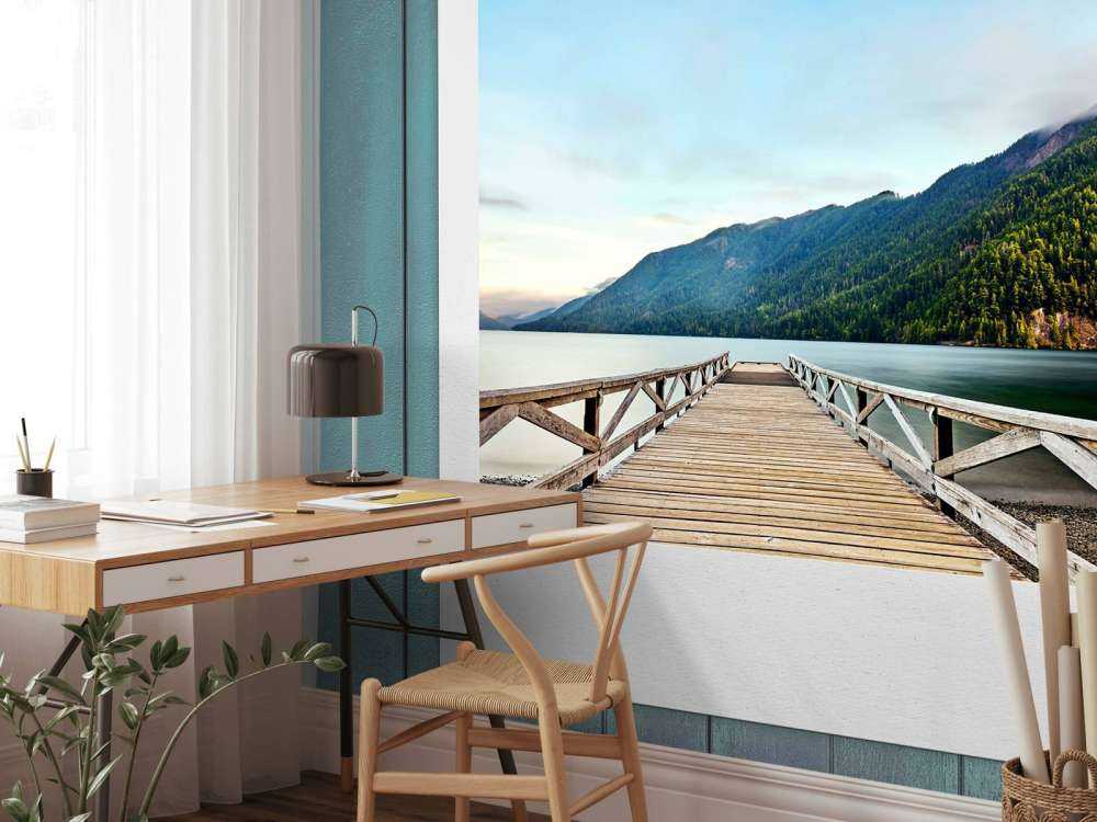 Quai en bois au bord d'un lac de montagne