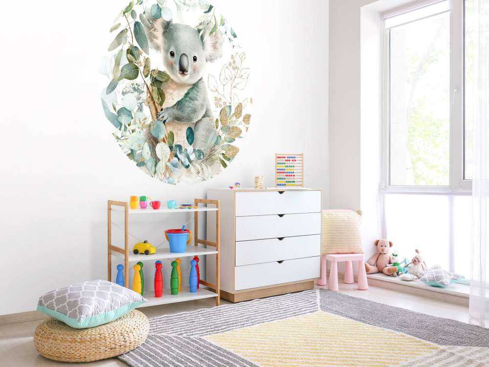 Koala mignon dans l'eucalyptus