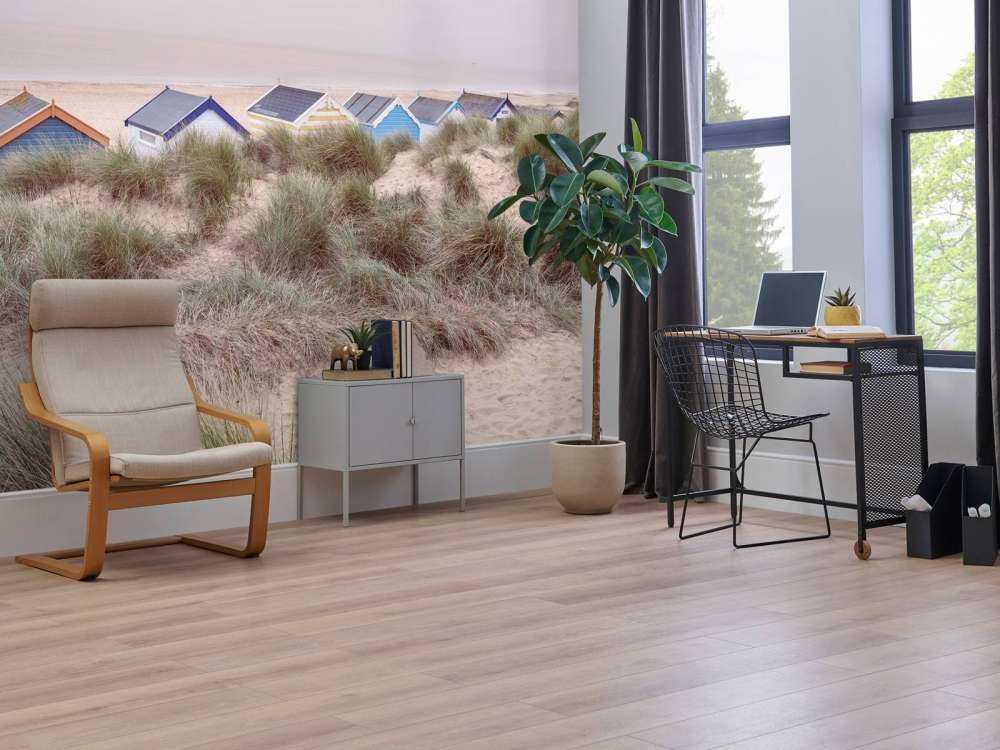 Les cabanes de plage sur le rivage sablonneux.