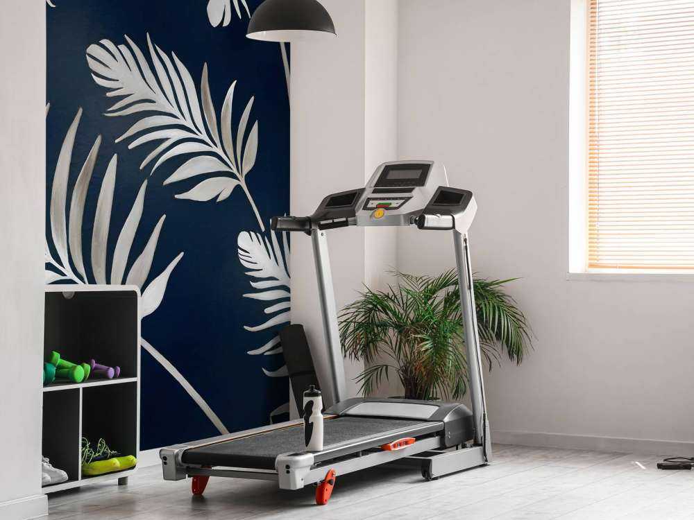 Feuilles dorées sur un vert olive foncé