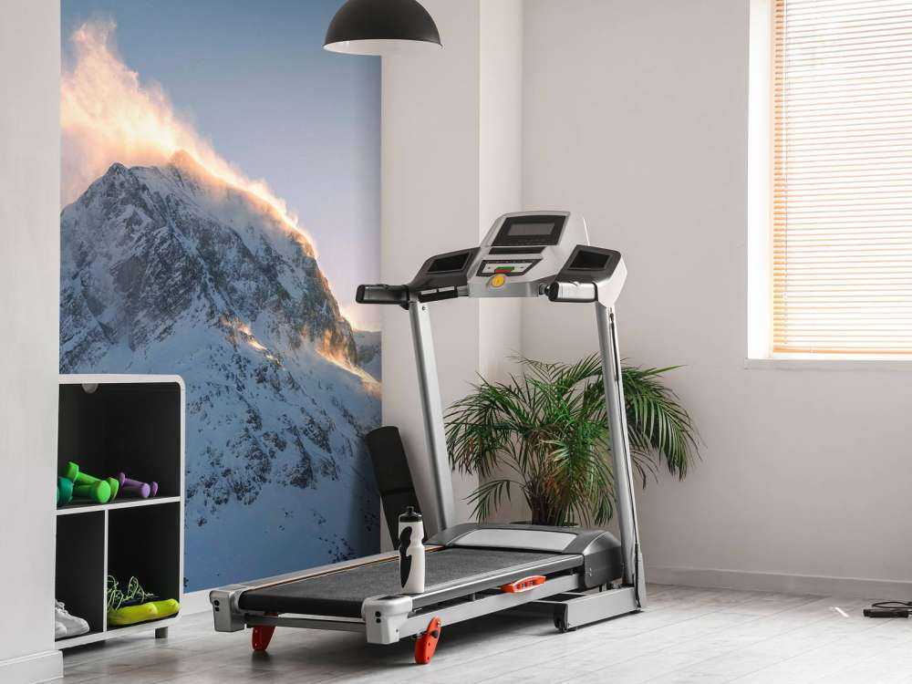 Sommet de montagne dans l'éclat du matin enflammé.