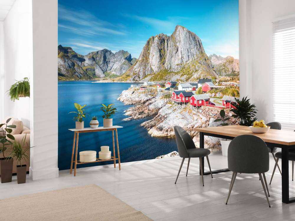 Maisons de pêcheurs rouges au fjord norvégien.