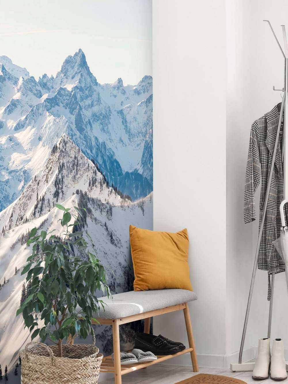 Winterkam avec des sommets alpins sous la lumière du soleil