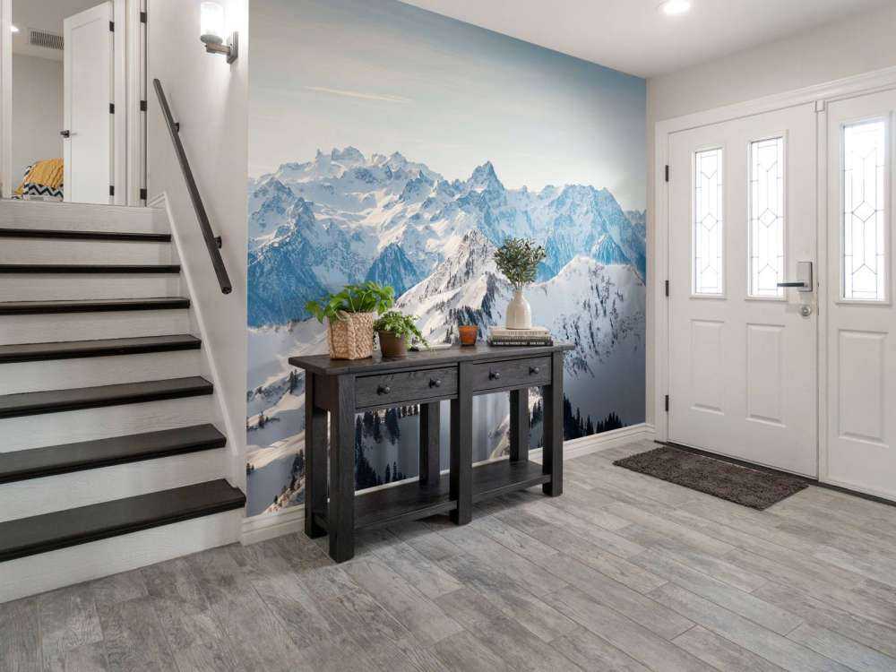 Chaîne de montagnes hivernales avec des crêtes de sapins enneigées