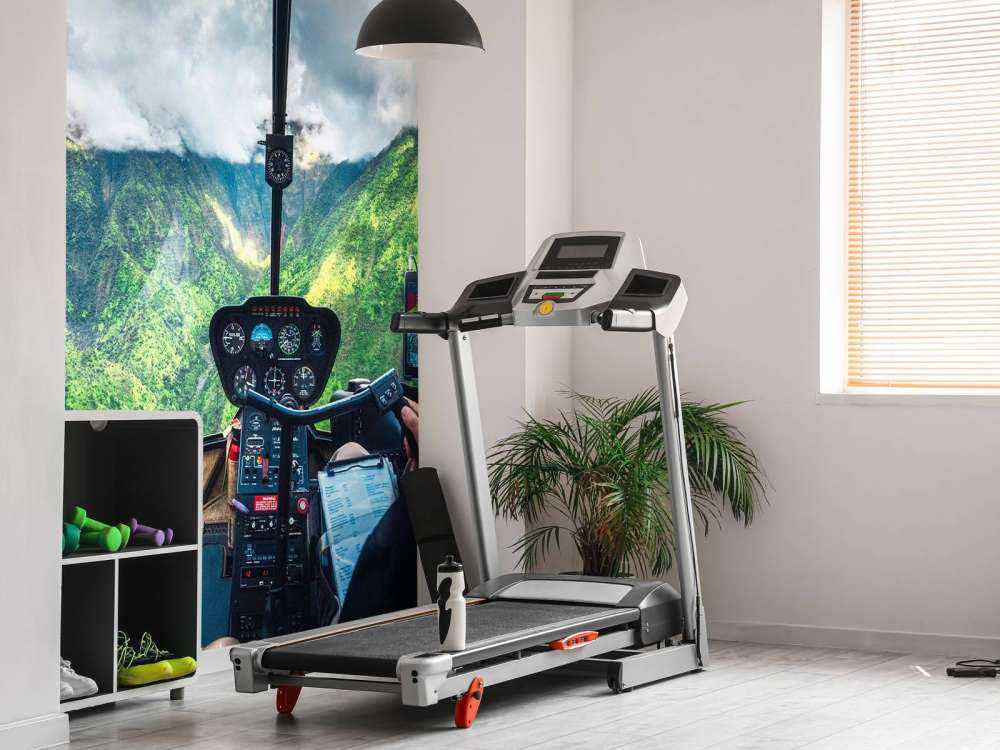 Vol en hélicoptère au-dessus d'une vallée de montagne tropicale