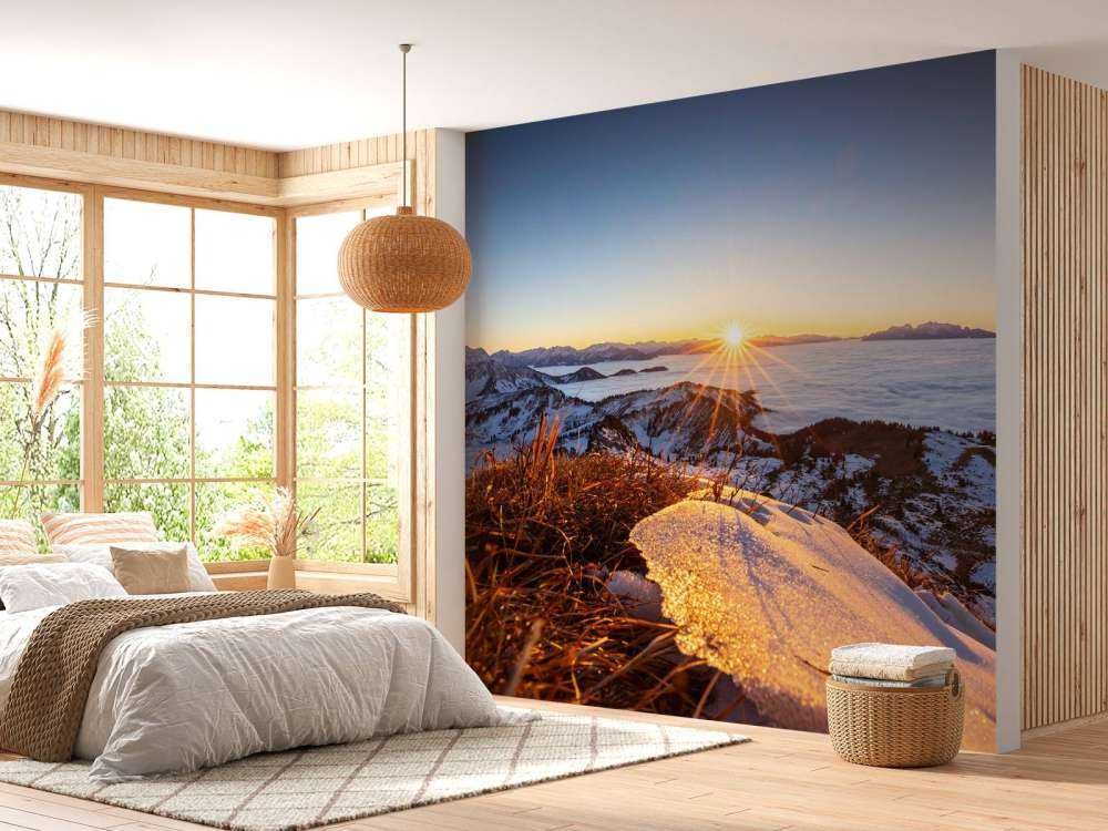 Lever de soleil au-dessus d'une prairie de montagne en hiver