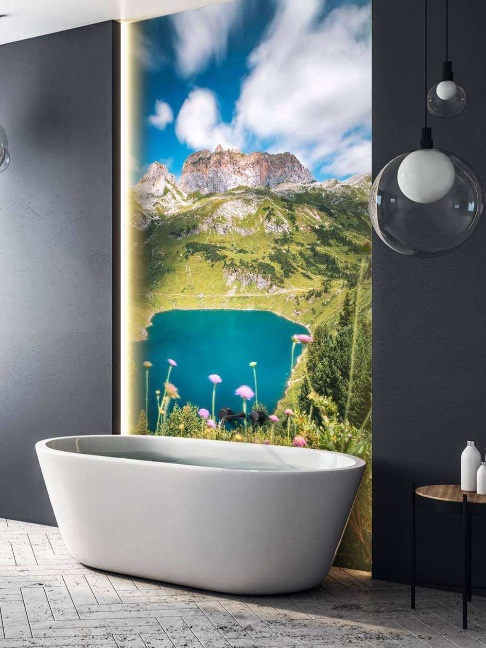 Pré fleuri au bord d'un lac de montagne clair