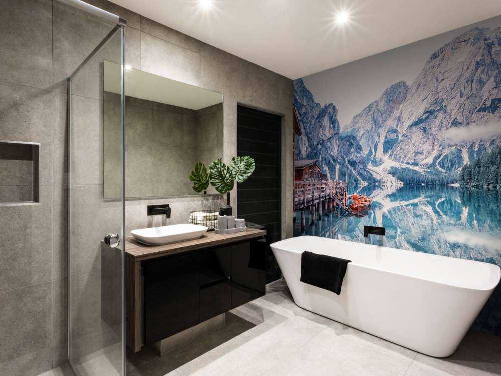 Lac de montagne près d'une jetée en bois