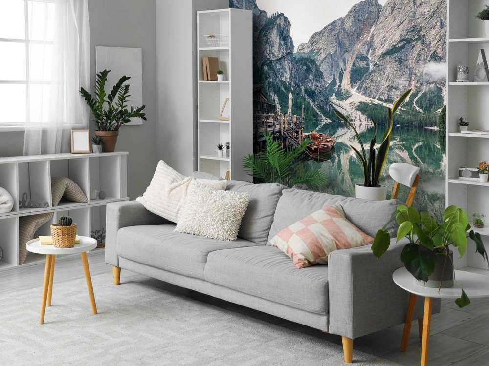 Lac de montagne dans une brume matinale silencieuse.