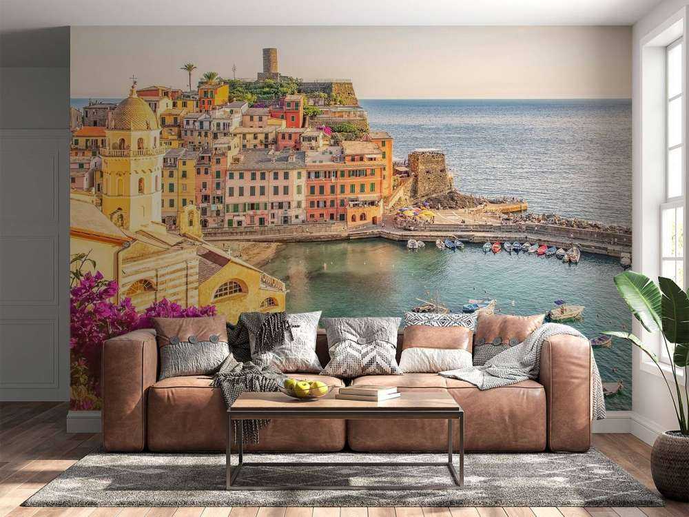 Lumière d'été sur une ville portuaire colorée