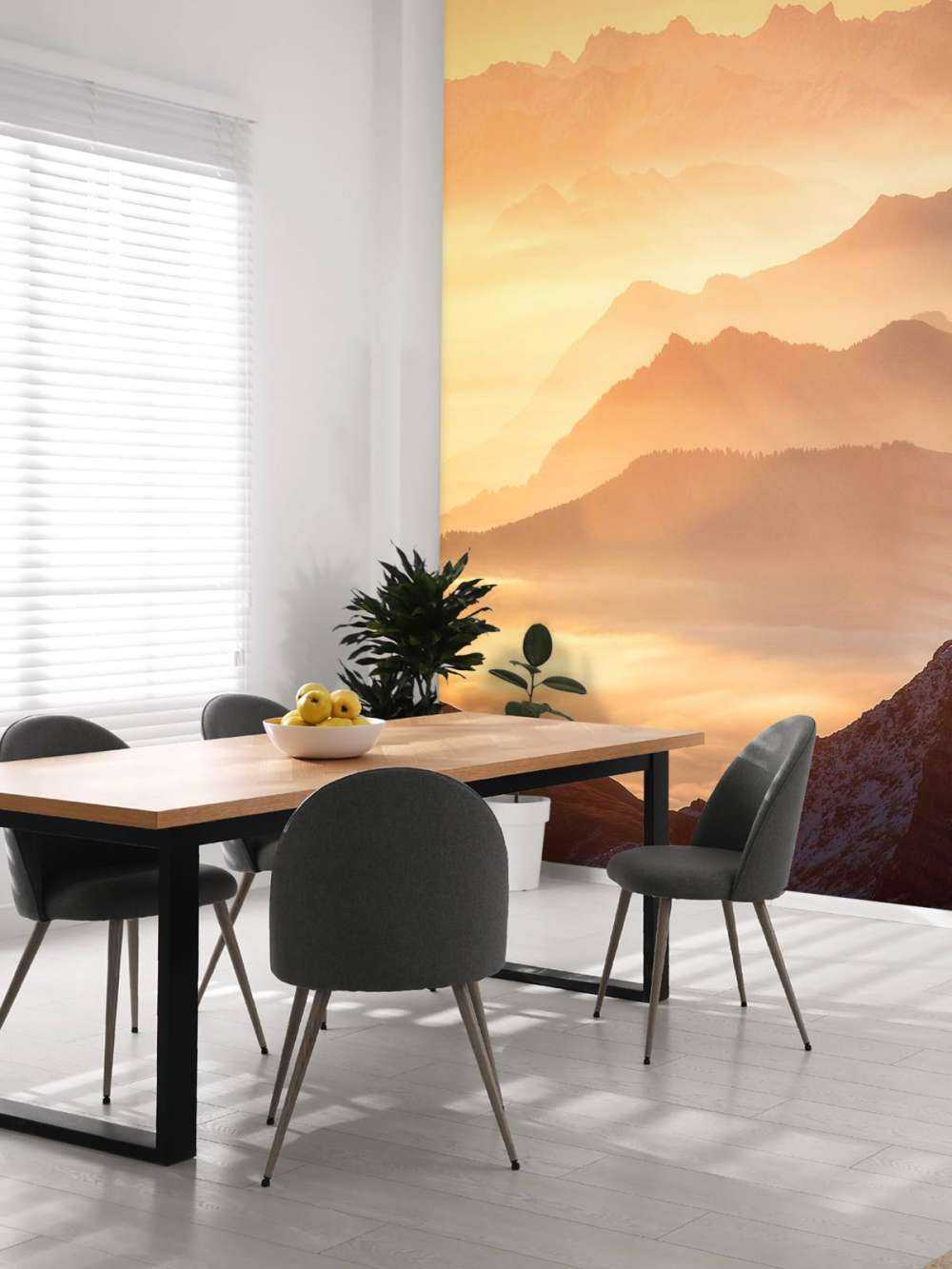 Silhouettes de montagnes en couches au lever du soleil