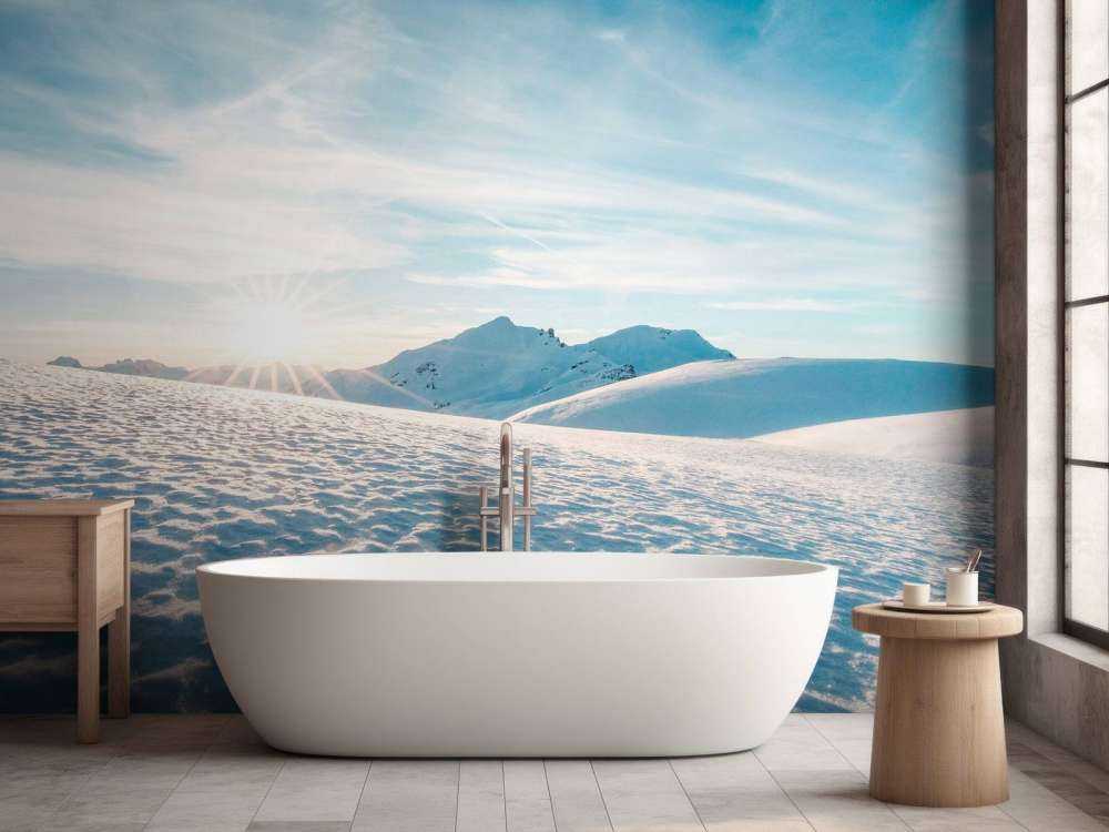 Soleil du matin sur des étendues de neige scintillante