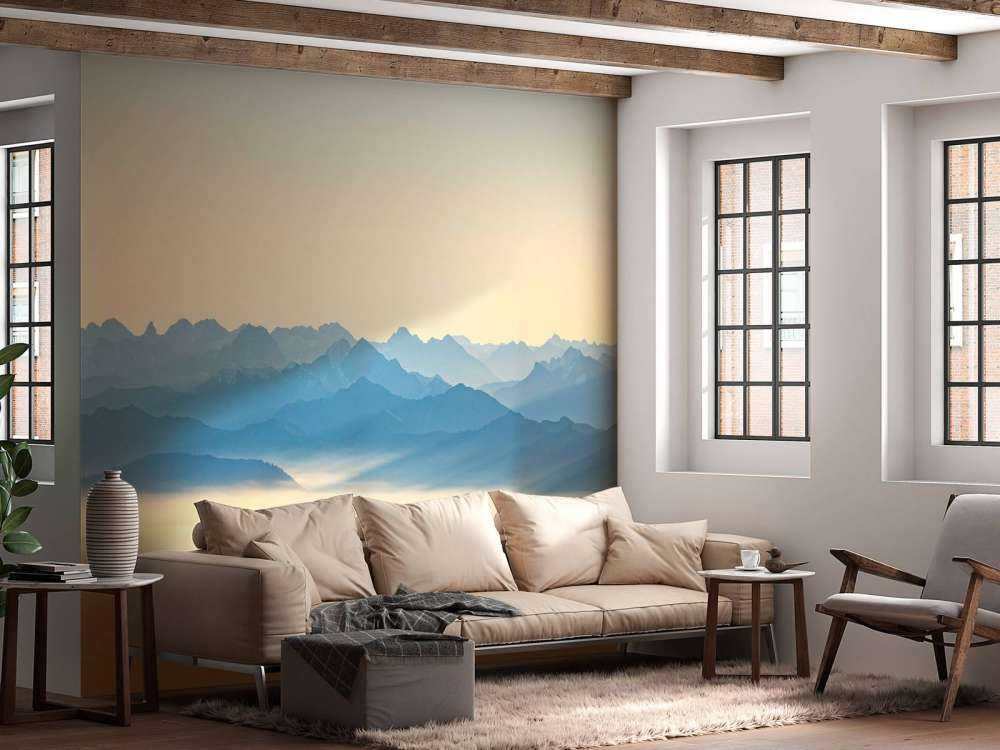 Sommet bleu-gris dans la lumière du matin