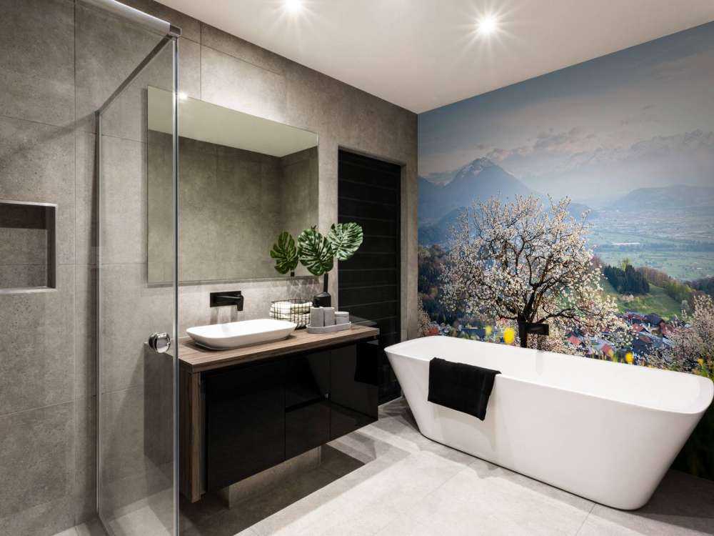 Arbre en fleurs dans la vallée de montagne au soleil de printemps.